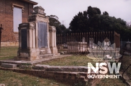 The cemetery contains the graves of a number of prominent families and individuals from the founders of the community, including the Lawsons of Veteran Hall (Blaxland, 'Lawson' and Wentworth).