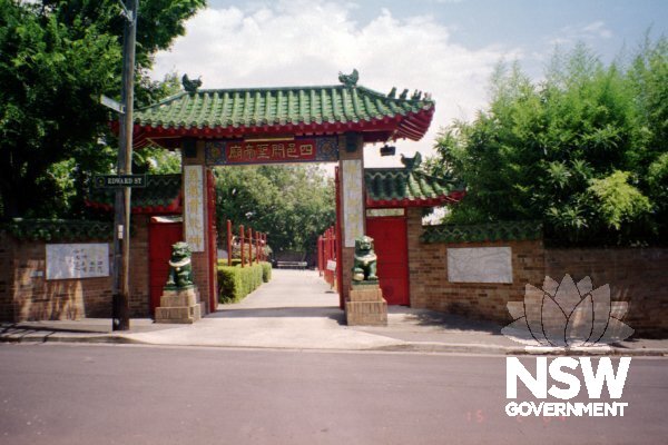 Entrance gate (built 1983) to Sze Yup Kwan Ti Temple.