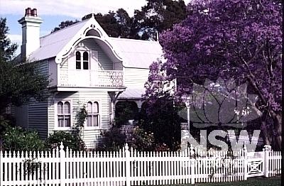 Meroogal was constructed in 1886 for occupation by Mrs Jessie Catherine Thorburn, a widow, and her four unmarried daughters.