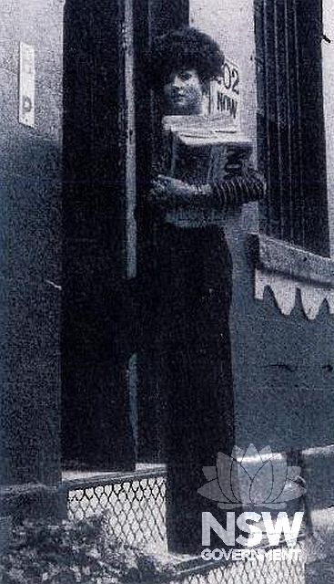 Juanita Nielsen, carrying NOW newspapers, on the doorstep of 202 Victoria Street in November 1974.