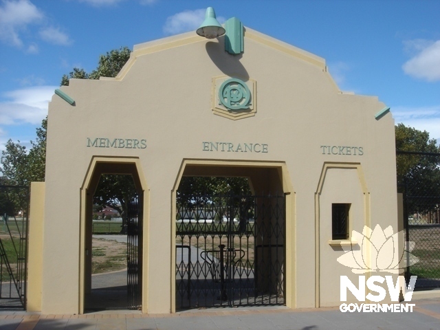 Entrance gates: there are two new sets of these gates, one in Farrer Place and one in Glebe Street which match the original historic gates in Lowe Street.