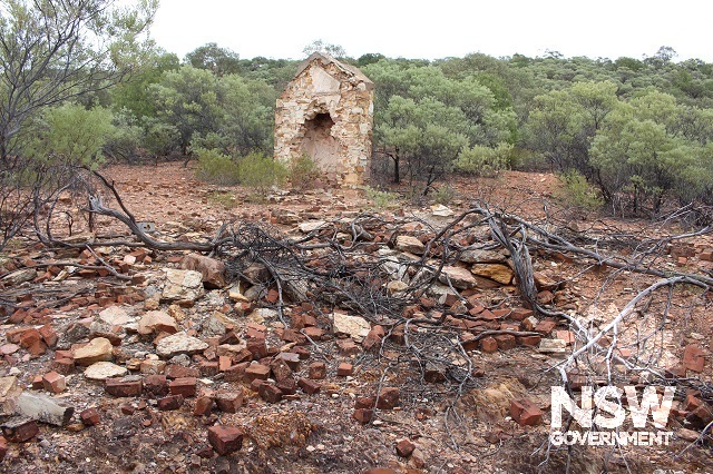stone chimney and collapsed walls and footings of house of Mount Drysdale Mine manager Patrick Bodkin