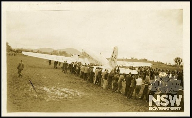 Black and white photograph of the Uiver plane at the forced landing in 1934