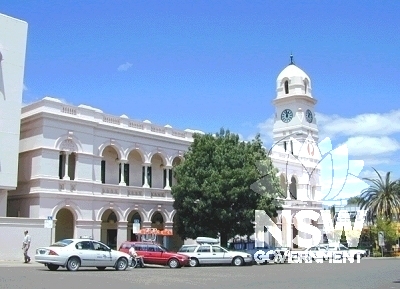 The southern facade of Tamworth Post Office showing the proximity of the Telstra building at left of photo and the sympathetic c1966 addition adjacent.