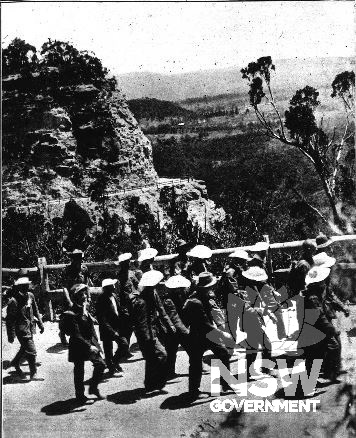Coo-ee recruits on the Pass in 1915