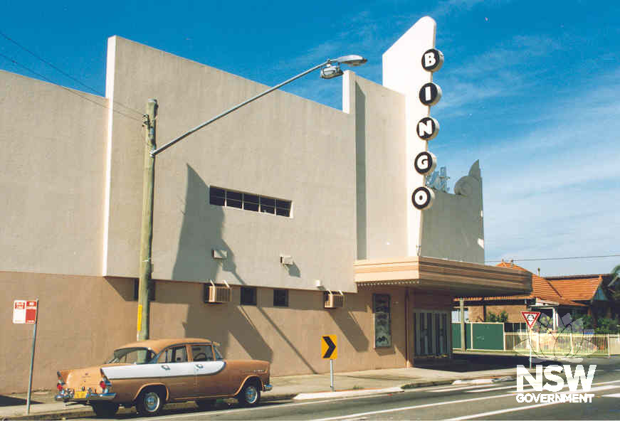Exterior of the Crest Theatre 2004. In the mid-1990s, the original 'Hoyts' lettering was changed to 'Bingo'.