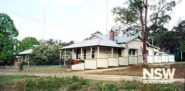 Morisset Hospital Residence No.21, the westernmost of the row of six cottages outside the hospital grounds. These cottages were built for the use of medical staff and their families. On the left is Residence No.20. (Doring Neg.407.37a)