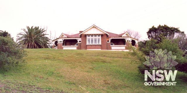 The Knoll, photographed from The Esplanade to the south in circa 1988, before garden plantings had almost hidden the house in the time of the c1993 Heritage Study survey. (EdJayne photo c1988)