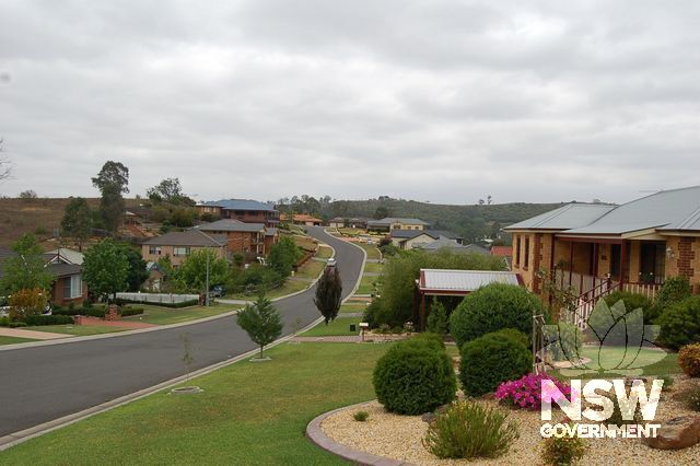 Residential streets outside the Conservation Area show housing consumer conservatism, willingness to improve landscape quality and willingness to use historical styles. With good design, these local trends can be used to enhance the Conservation Area.
