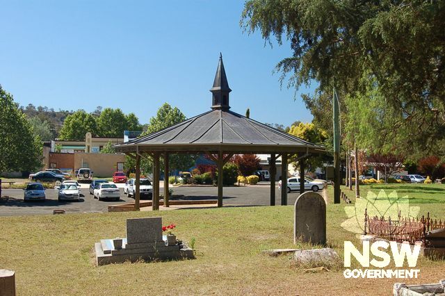High quality treatments of open space, such as this bandstand, should be extended into other public open space in the Cons Area.