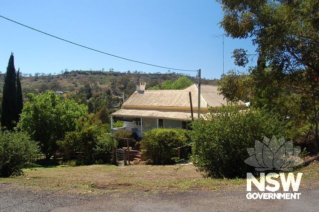 Traditional cottage type, preserving views to vegetated ridgeline. Coull Street.