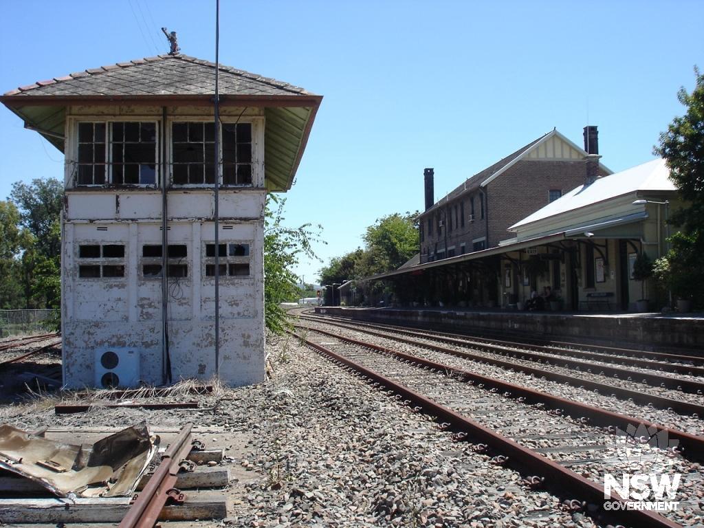 Muswellbrook station building and decommissioned signal box
