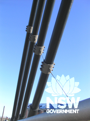 Vibration control cable clamped to main stay cable ducts