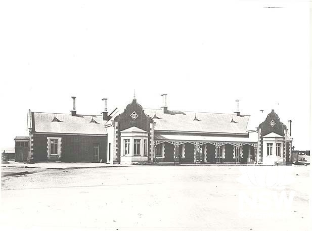 Bathurst Railway Station- station building with early side extension viewed from approach