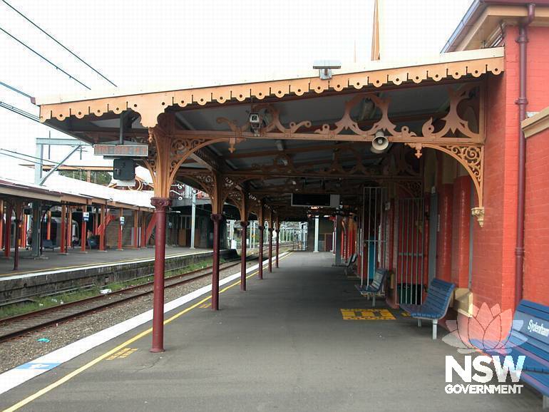 Sydenham Railway Station - Platform 2/3  buidling - Platform 3 awning