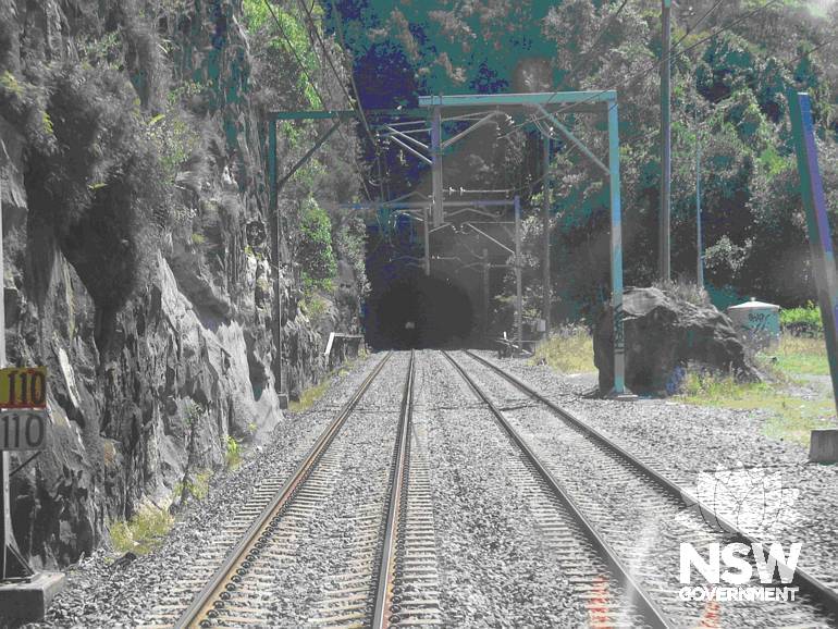 Approach to Woy Woy railway tunnel from the Down direction heading towards Sydney, 2003