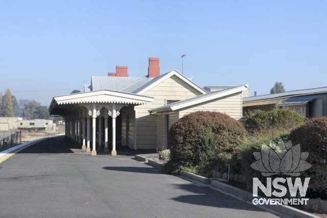 Blayney Railway Station - Platform and buildings