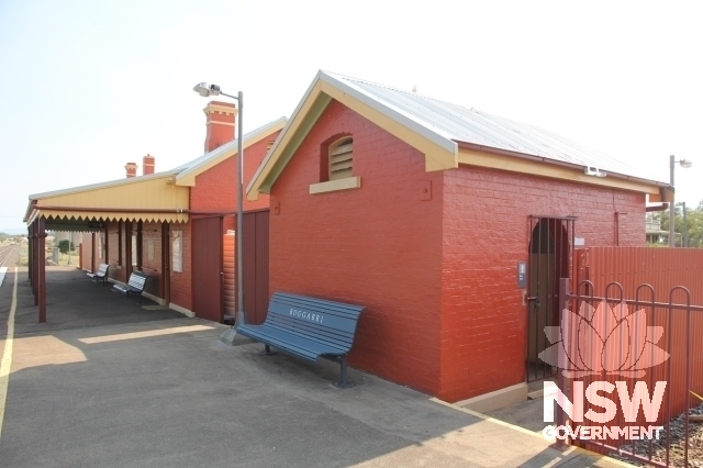 Boggabri Railway Station - view of station buildings and platform