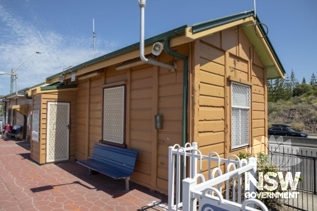 Bombo Railway Station - concrete drop-slab Signal Box (1925) from north