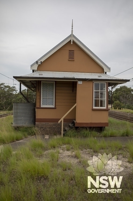 Newnes Junction Signal Box - North west end and the entrance.