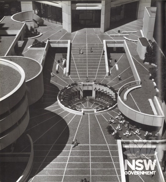 Pedestrian plazas on the northern side of the MLC Centre in 1979