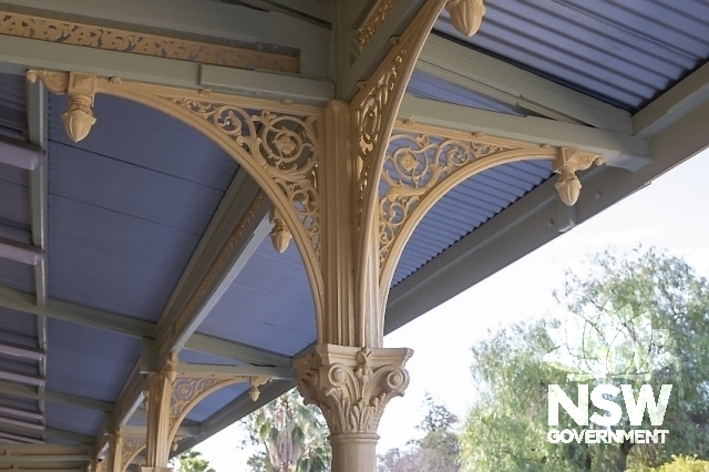 Tamworth Railway Station - Awning Post ironwork detail