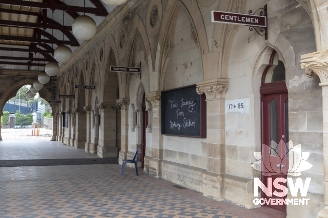 Mortuary Railway Station and Gardens - Platform building and signs