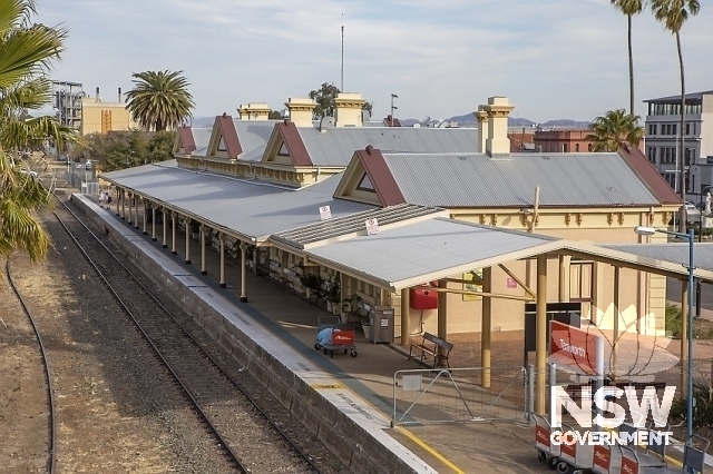 Tamworth Railway Station - Station Building from the platform side.