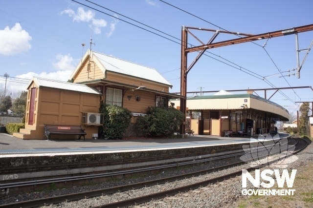 Katoomba Railway Station and Yard Group - Signal box and station building