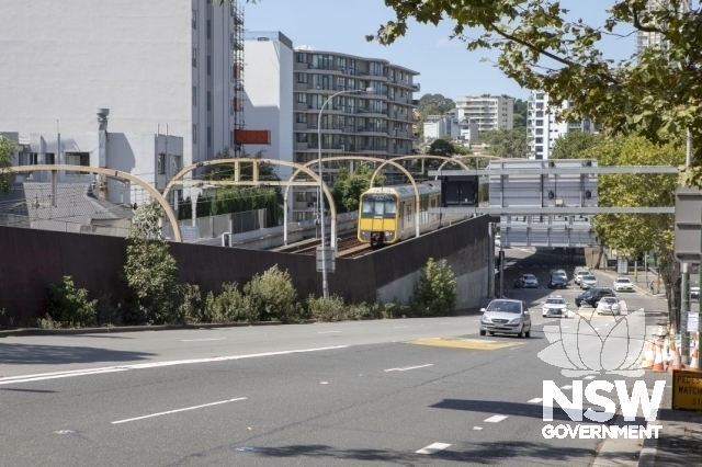 Edgecliff (Rushcutters Bay) Viaduct - Train over the western abutment