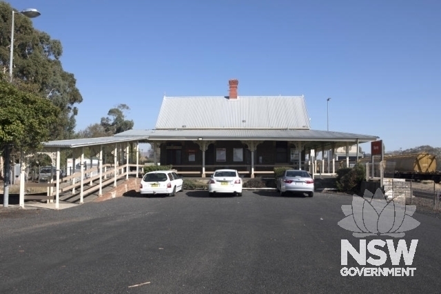 Blayney Railway Station - Carpark and the entry ramp to the booking office
