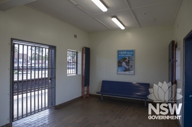 Toongabbie Railway Station - Platform 1/2 waiting room