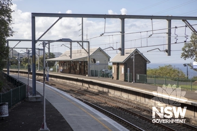 Scarborough Railway Station Group-Looking north on Platform 1 accros to Platform 2