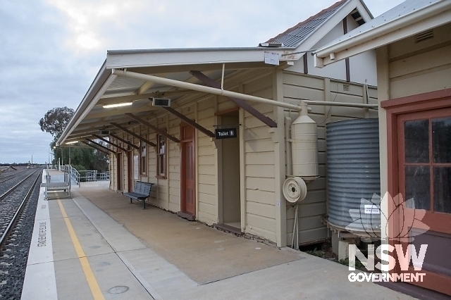 Ivanhoe Railway Precinct - Station building with awning