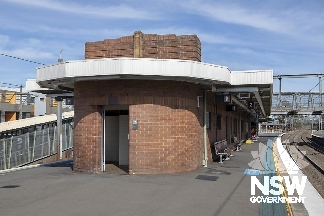 Toongabbie Railway Station - Platform 1/2 north,circular brickwork and Parapet.