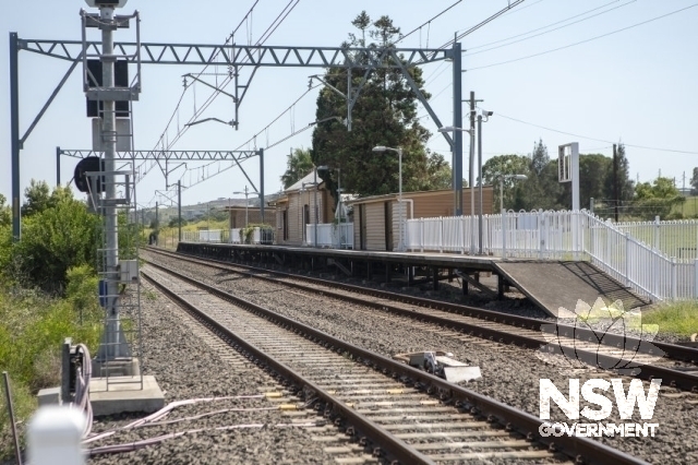 Dunmore (Shellharbour) Railway Station - Station view from the crossing at the south end.