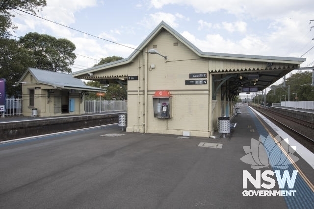 Banksia Railway Station - Platform 2/3 - platform 4 to the left of image