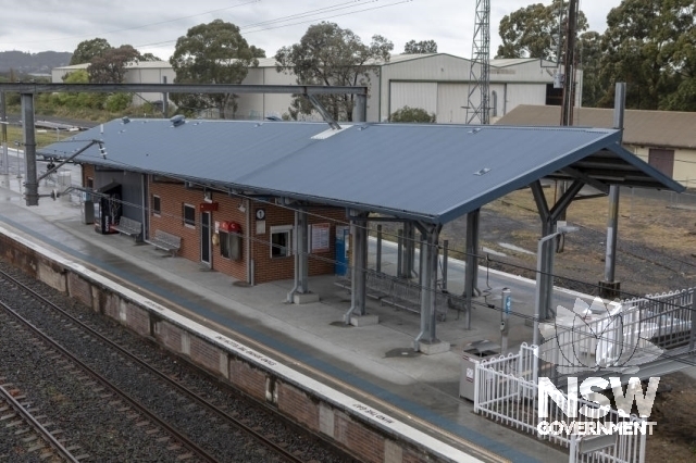 Unanderra Station Masters Residence - Platform and building from footbridge.