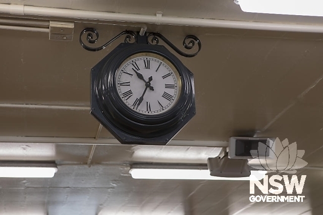 Milsons Point Railway Station - Ceiling clock in the concourse/subway