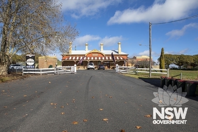 Millthorpe Railway Station - Approach to station