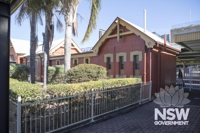 Wollongong Railway Station - 1887 Platform 2 building - part east elevation and garden