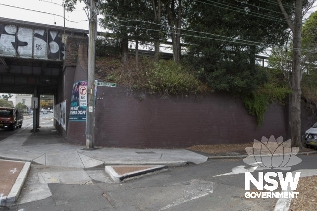 Stanmore (Liberty St) Underbridge - Retaining wall and abutment on the south east.
