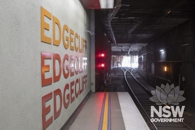 Edgecliff Railway Station - Looking west off the end of the platform.
