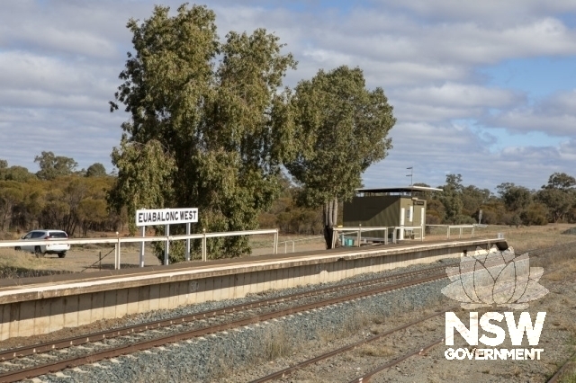 Euabalong West Railway Station - Station and platform