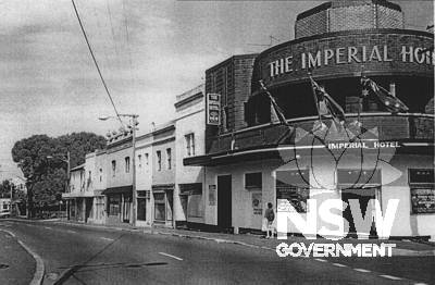 Imperial Hotel, Erskineville Road - front façade with adjoining terraces beyond. (John Oultram Heritage & Design, 2001)