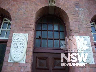 Facade detail - Marble tablets flanking central doorway commemorating site of Lieutenant Shortland's landing place (1797) & presentation of building to the Australasian Society of Patriots by William Longworth in 1928