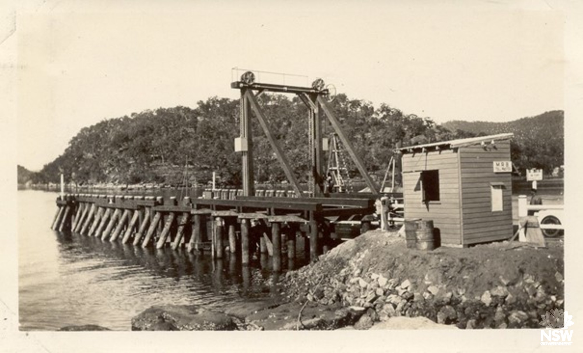Photograph of the weatherboard kiosk c1920